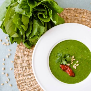 bir tabak içinde brokoli çorbası