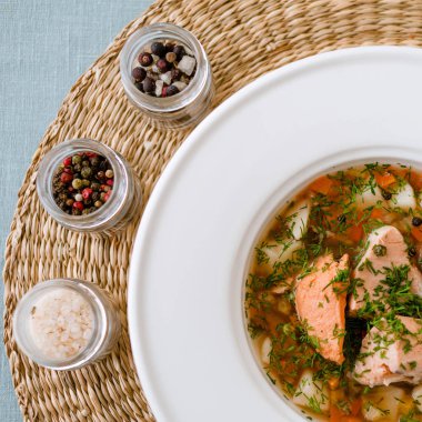 bir tabak içinde balık çorbası