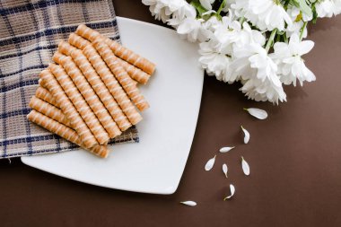 çiçekler ve bisküvi