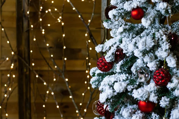 Árvore de Natal com neve em ramos — Fotografia de Stock