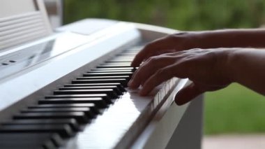 Yaz havasında piyano çalmak