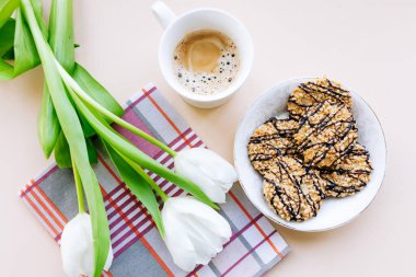 Güzel bir geçmişi olan iştah açıcı bir tatlı.