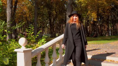 güzel kızıl saçlı kız ceket kırmızı dudaklar