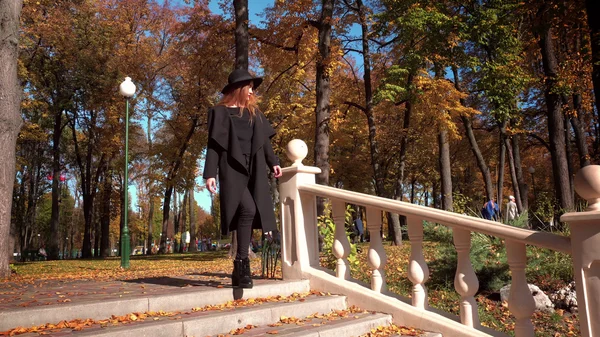 Élégant jeune fille aux cheveux roux en manteau — Photo