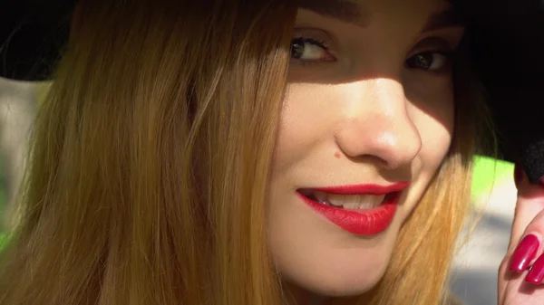 Mujer joven con labios rojos mirando a la cámara — Foto de Stock