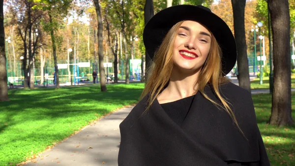 Mujer con labios rojos en elegante abrigo y sombrero — Foto de Stock