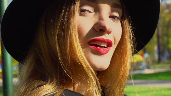 Schöne kaukasische junge Frau mit roten Lippen — Stockfoto