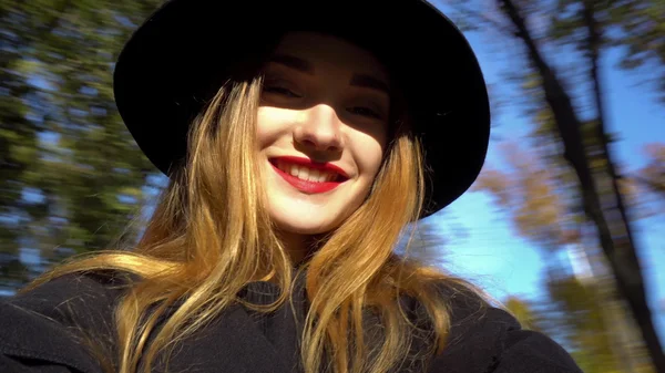 Primer plano retrato de la joven feliz — Foto de Stock