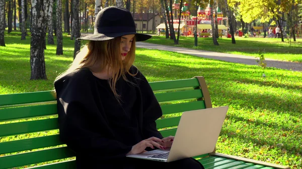 Blogger escribiendo en laptop — Foto de Stock