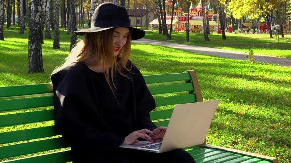 Joven blogger con labios rojos en sombrero con ala ancha — Foto de Stock