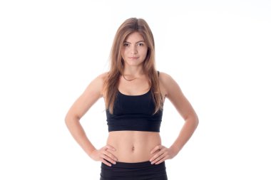 Siyah bir tişört içinde duran güzel atletik kadın