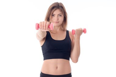 Fitness kadın bir el ile küçük bir dumbbell gerilmiş