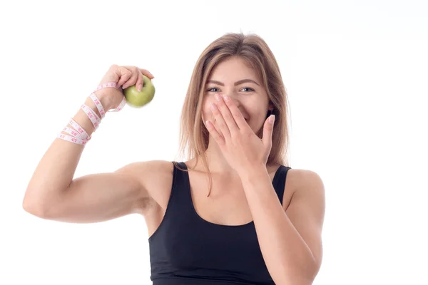 Hermosa chica se para directamente y muestra una manzana en una mano un — Foto de Stock