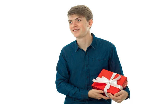 Joven hombre alegre con regalo en sus manos —  Fotos de Stock