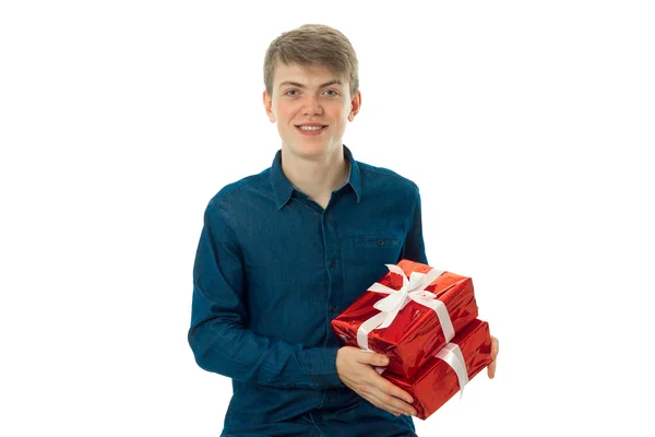 Uomo con due doni rossi in mano — Foto Stock