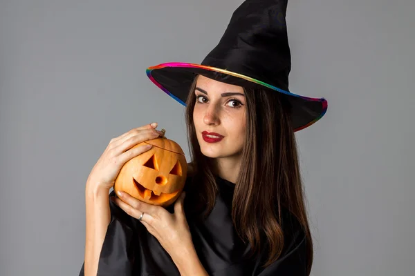 Piękna brunetka dziewczyna w stylu Halloween ubrania — Zdjęcie stockowe