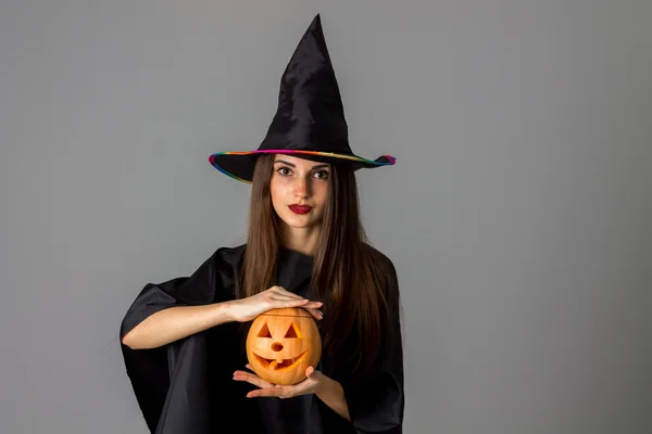 Cadılar bayramı tarzı giysiler içinde esmer kadın — Stok fotoğraf
