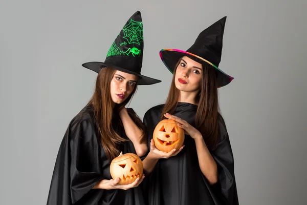 Cadılar bayramı tarzı giysiler içinde güzel kızlar — Stok fotoğraf