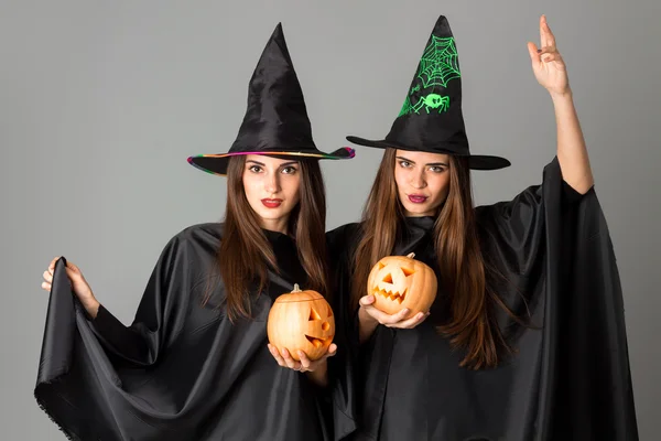 Cadılar bayramı tarzında iki genç kadın — Stok fotoğraf