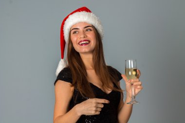 Noel Baba şapkası içindeki genç tatlı kız