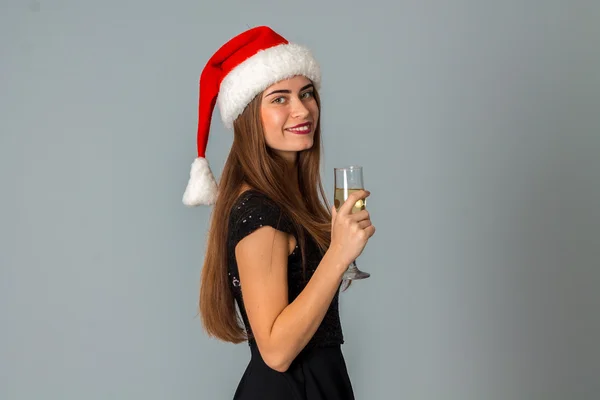 Bella donna in cappello di Babbo Natale — Foto Stock