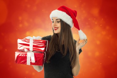 Noel Baba şapkası kırmızı hediye kutusu ile seksi kız