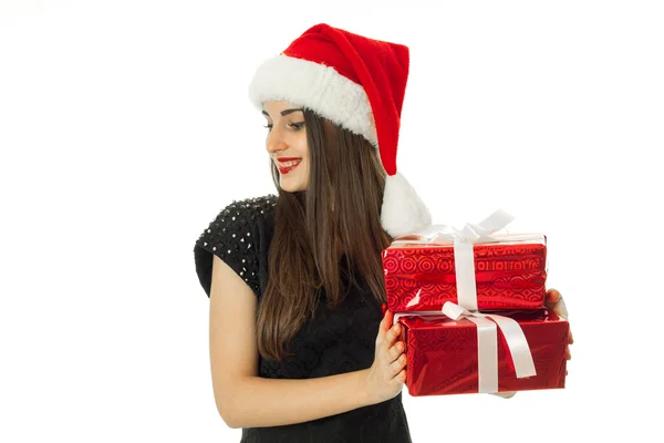 Mujer en sombrero de santa con regalo rojo — Foto de Stock