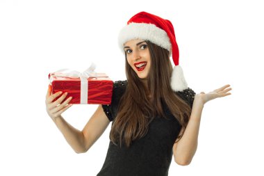 Noel Baba şapkası kırmızı hediye ile gülümseyen kız