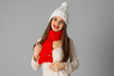 esmer kız sıcak kazak ve kırmızı eşarp