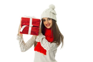 kadın sıcak kazak ve kırmızı eşarp