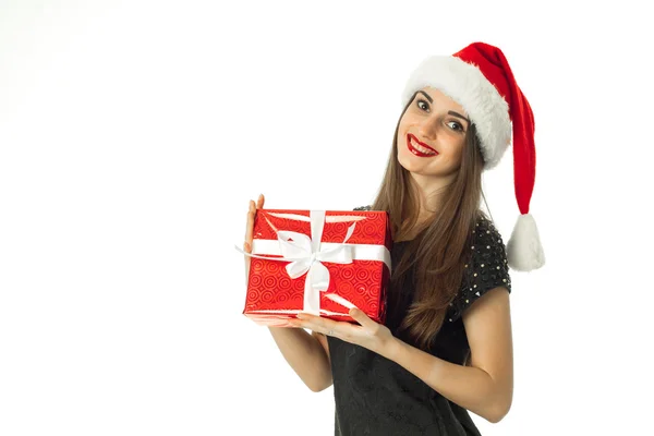 Bezaubernde Frau mit Weihnachtsmütze lächelnd — Stockfoto