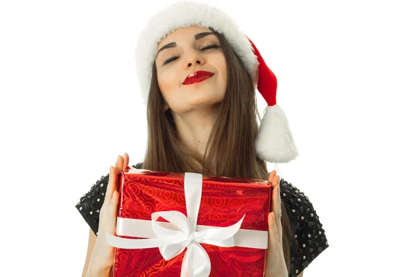 Ragazza in cappello di Babbo Natale sorridente con gli occhi chiusi — Foto Stock