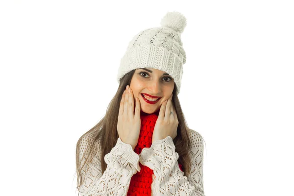 Chica morena en suéter caliente y bufanda roja — Foto de Stock
