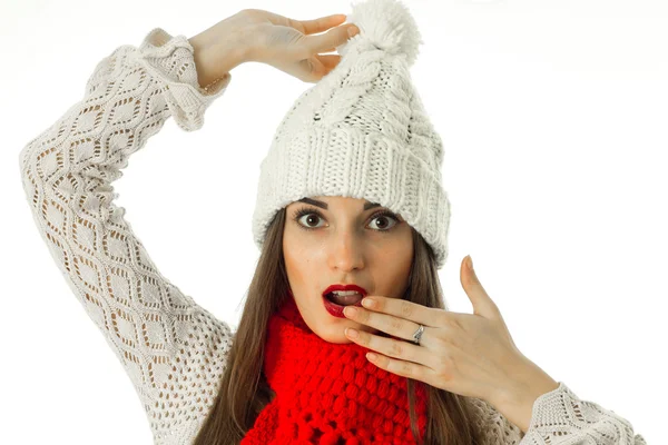 Brunetka dziewczyna w ciepły sweter i czerwonym szalikiem — Zdjęcie stockowe