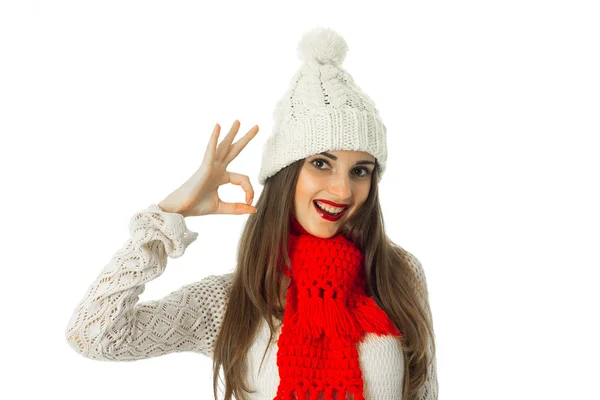 Brunett tjej i varm tröja och röd halsduk — Stockfoto