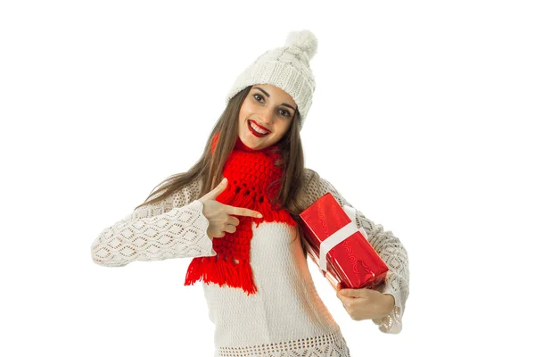 Vrouw in warme trui en rode sjaal — Stockfoto