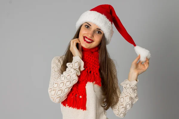 Chica en sombrero de santa y bufanda roja — Foto de Stock