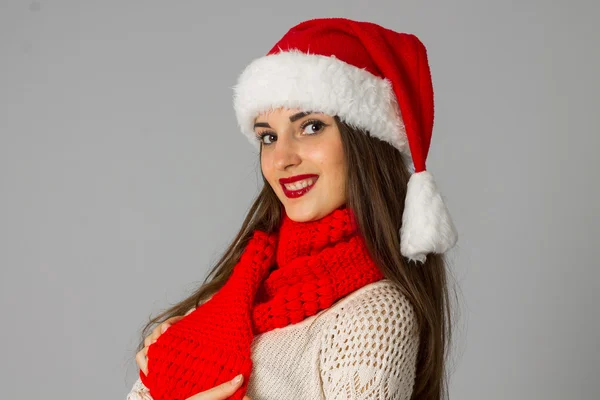 Mädchen mit Weihnachtsmütze und rotem Schal — Stockfoto