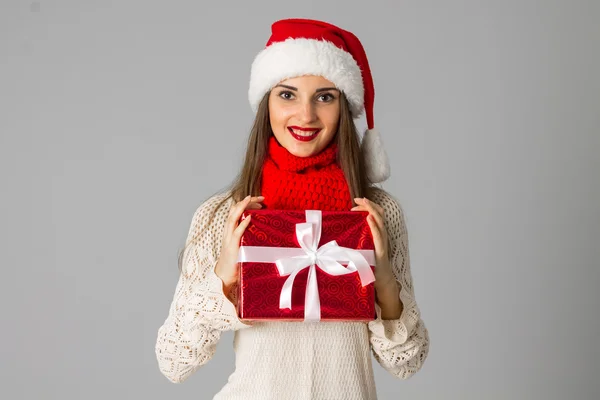 Ragazza in cappello di Babbo Natale con regalo — Foto Stock