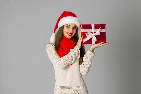 Ragazza in cappello di Babbo Natale con regalo — Foto Stock