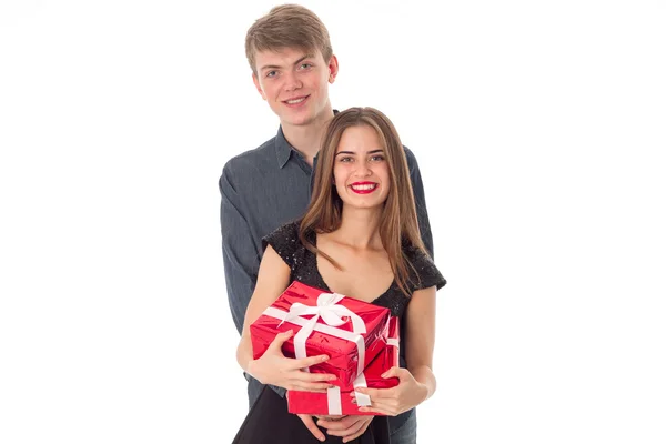 Νεαρό ζευγάρι ευτυχισμένο με δώρα — Φωτογραφία Αρχείου