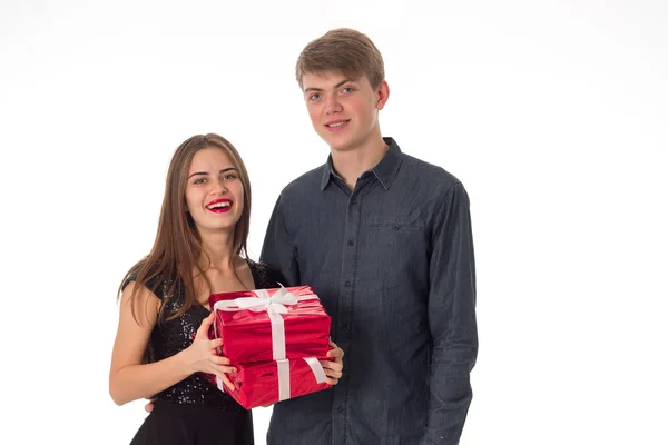 Casal com presente em mãos — Fotografia de Stock