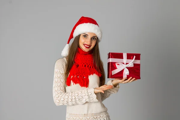 Дівчина в капелюсі Санта з подарунком — стокове фото