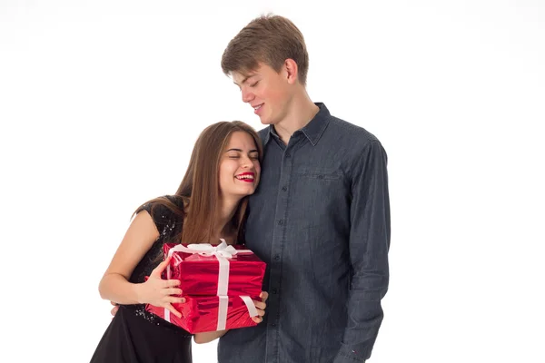 Пара с подарочной коробкой объятий — стоковое фото