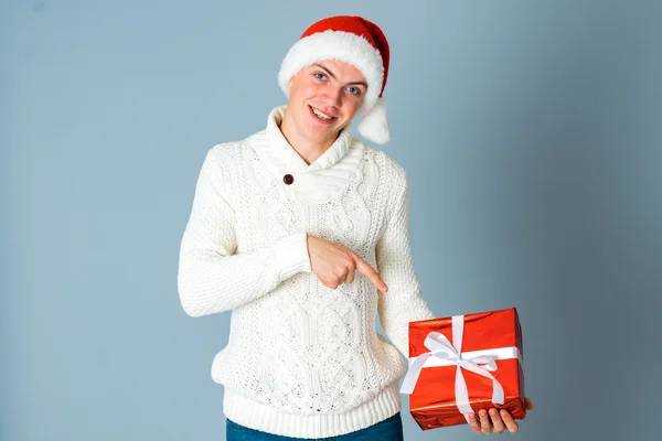 Giovane uomo allegro con scatola regalo — Foto Stock