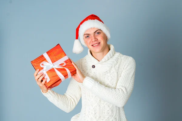 Felice giovane ragazzo con scatola regalo — Foto Stock