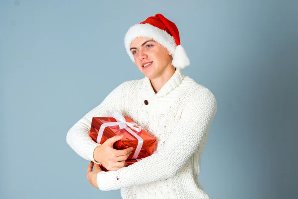 Giovane uomo allegro con regalo rosso — Foto Stock