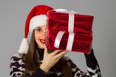 kadın kırmızı hediye ile sıcak kazak ve santa şapka