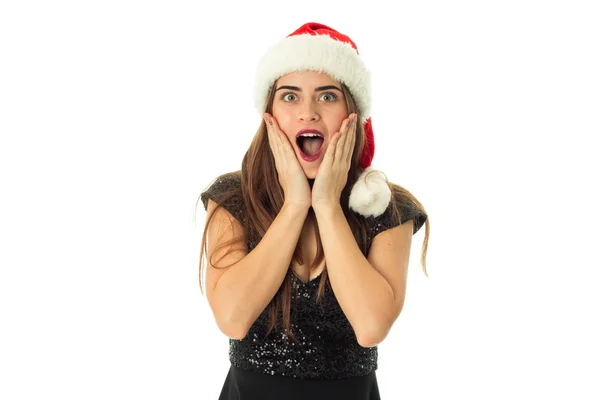 Portrait de belle fille heureuse dans le chapeau de Père Noël — Photo