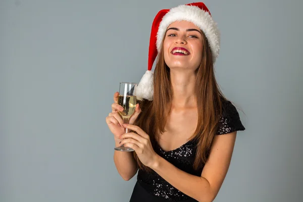 Glamour fille dans santa chapeau avec verre de champagne — Photo